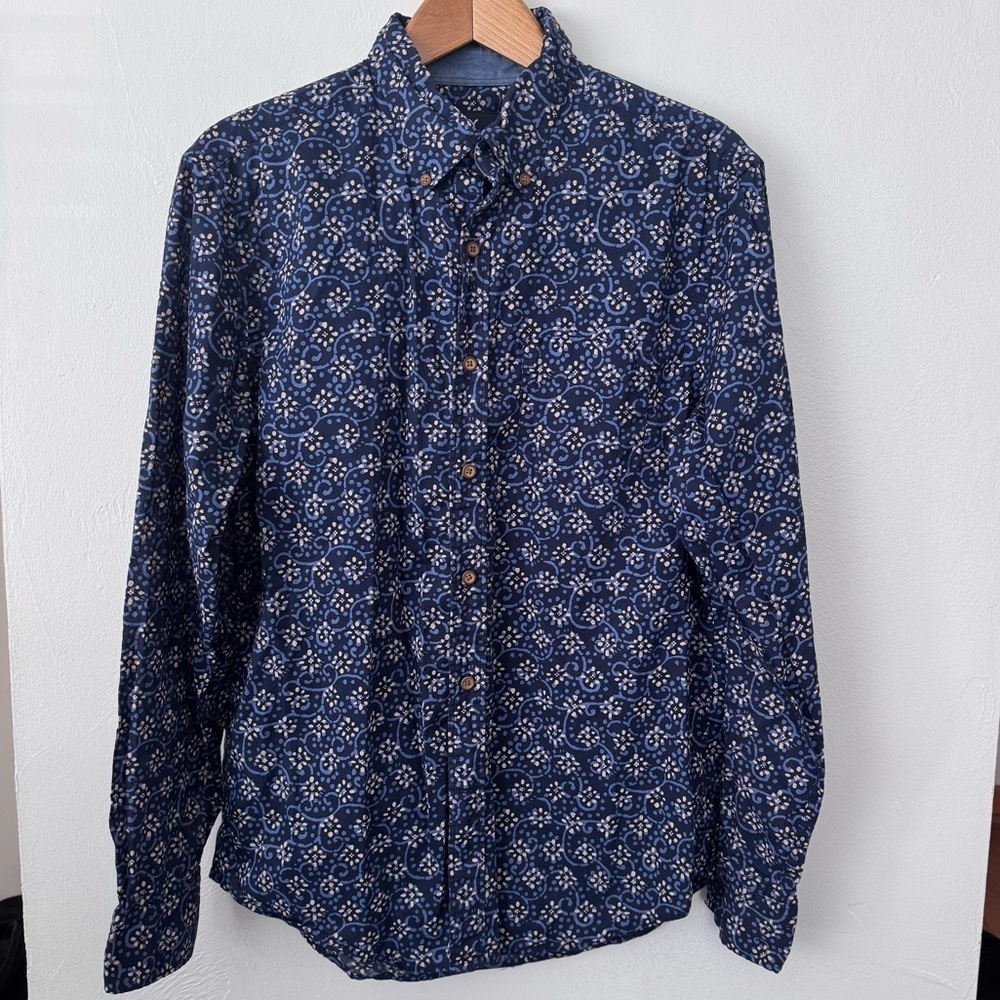 American Eagle Outfitters mens blue floral pattern long sleeve Size Medium